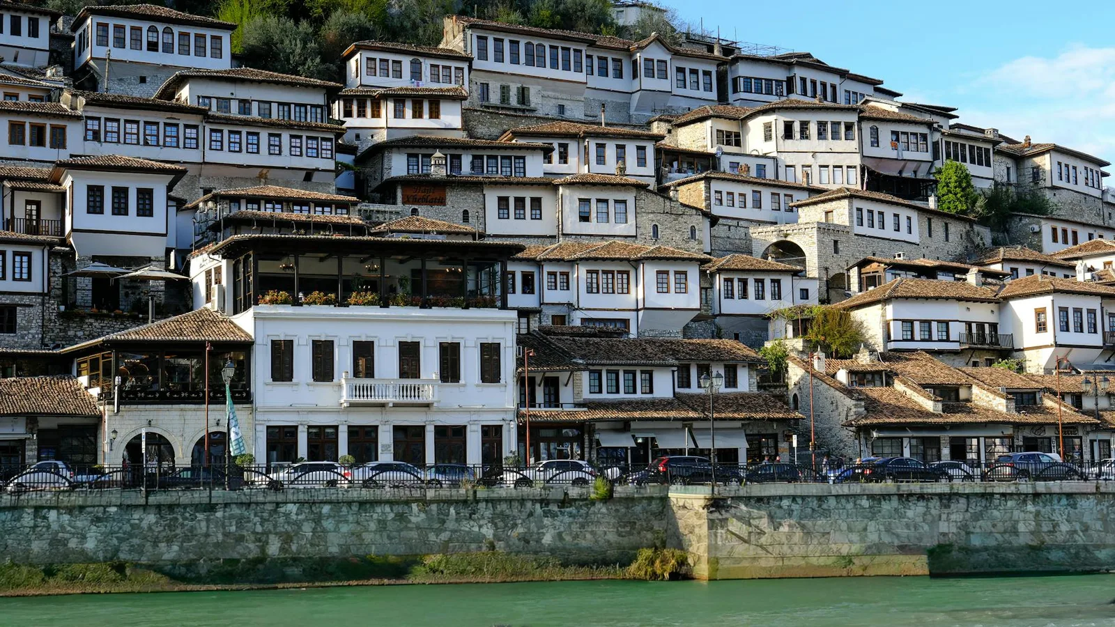 Barrio Mangalem en Berat, la ciudad de las mil ventanas UNESCO