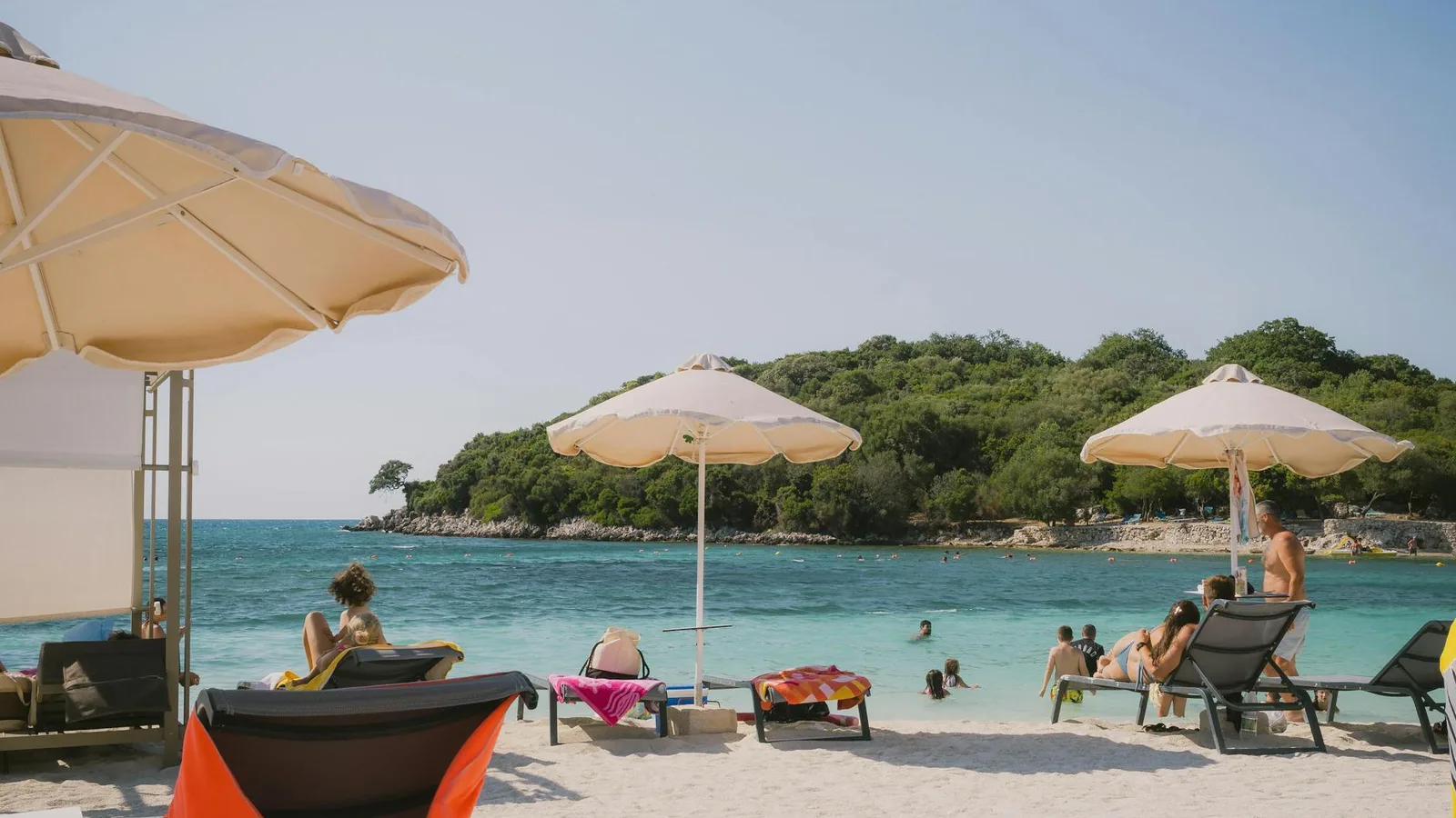 Playas de Ksamil en la Riviera albanesa, mar Jónico