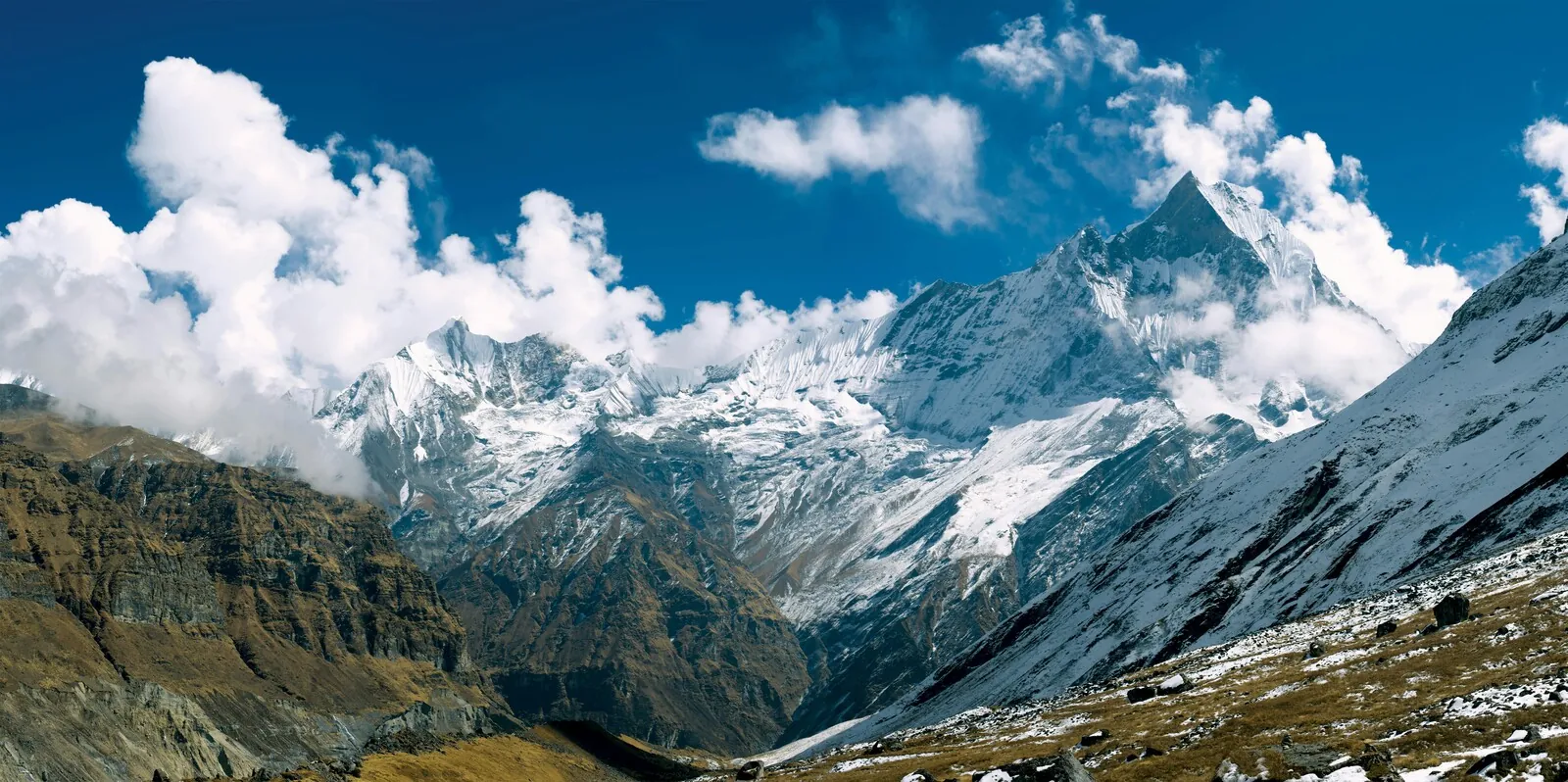 Macizo de Annapurna visto desde el santuario con banderas de oración