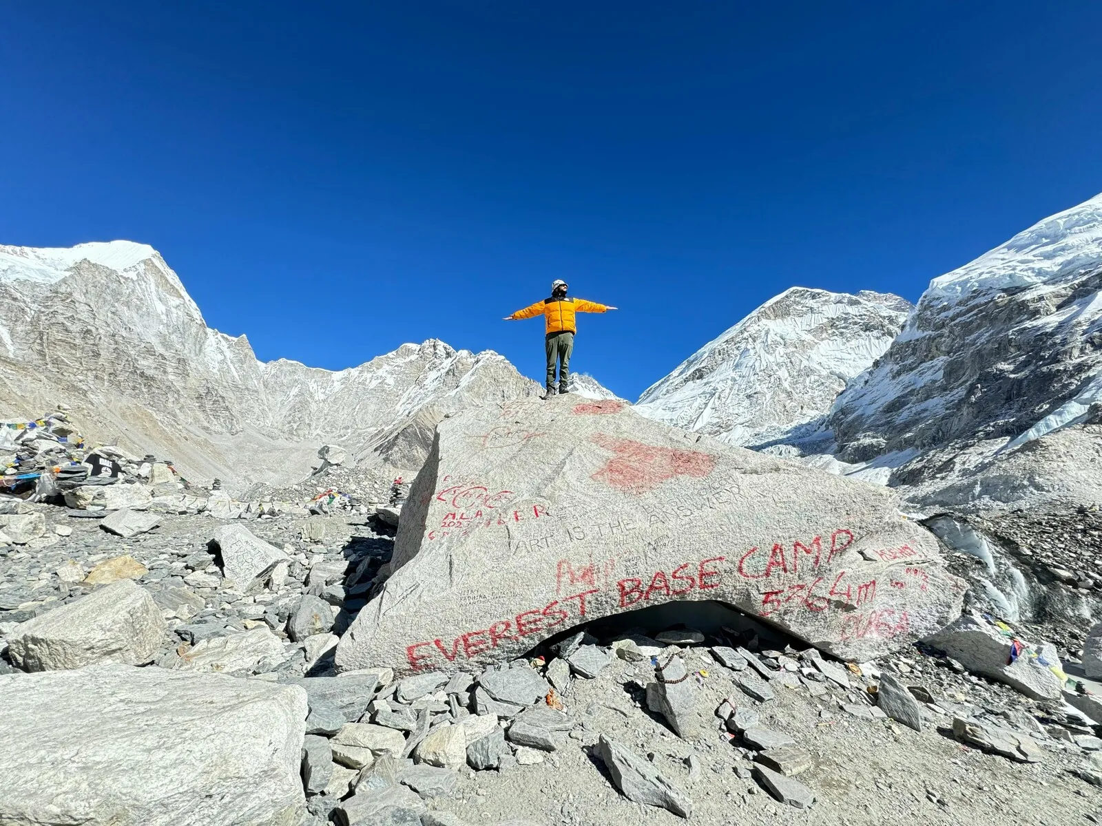 Campamento Base del Everest con banderas de oración y el glaciar Khumbu
