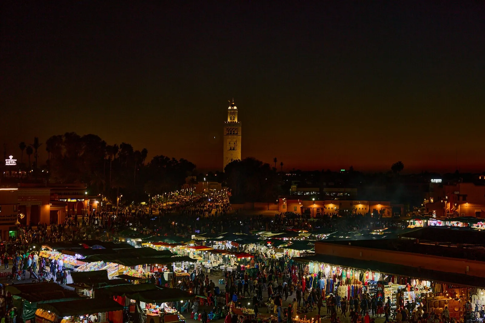 Plaza Jemaa el-Fna en Marrakech al atardecer