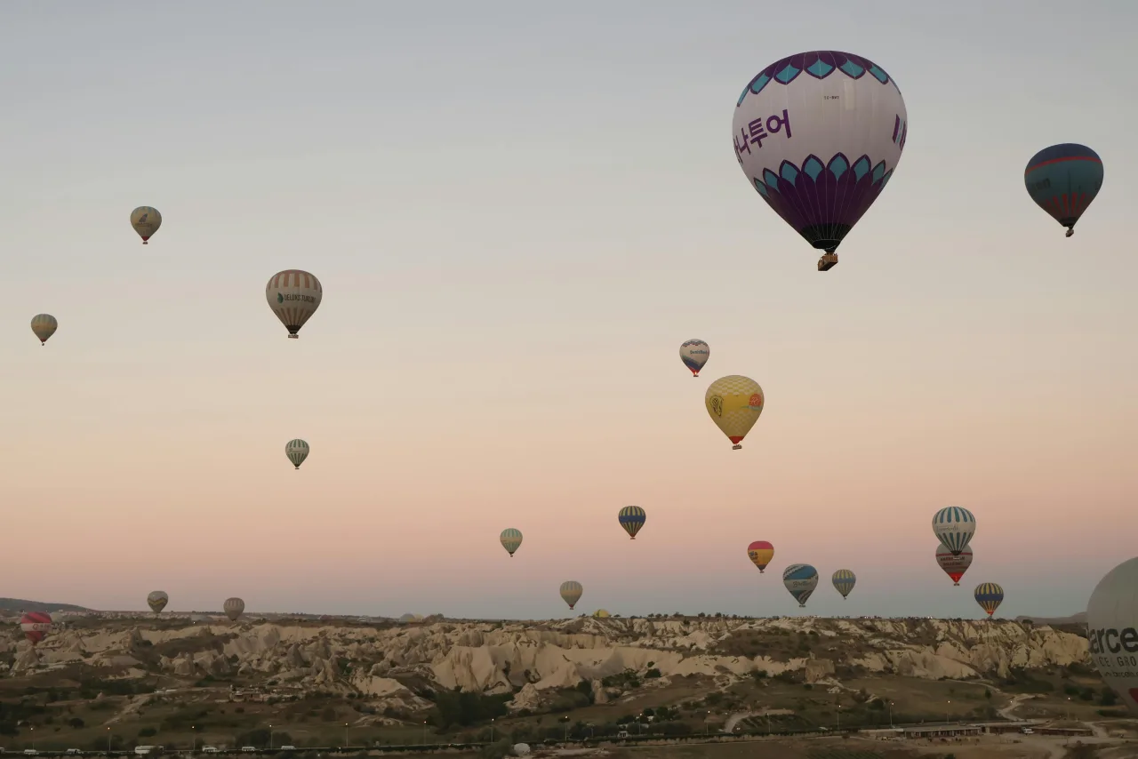 Globos aerostáticos al amanecer sobre las chimeneas de hadas de Capadocia