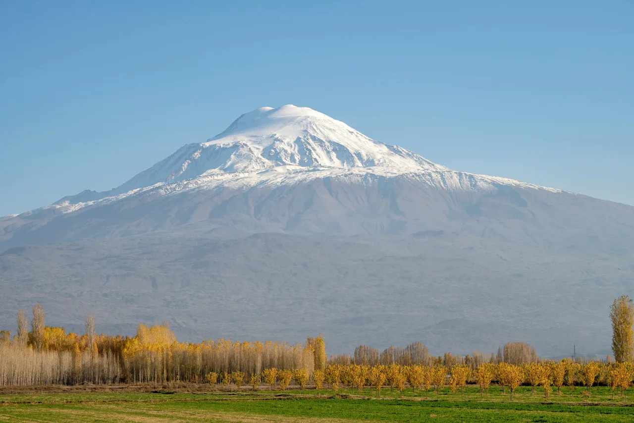 Monte Ararat nevado en Anatolia Oriental