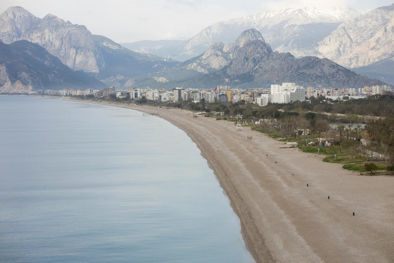 Playas y marina de Antalya en la costa mediterránea turca
