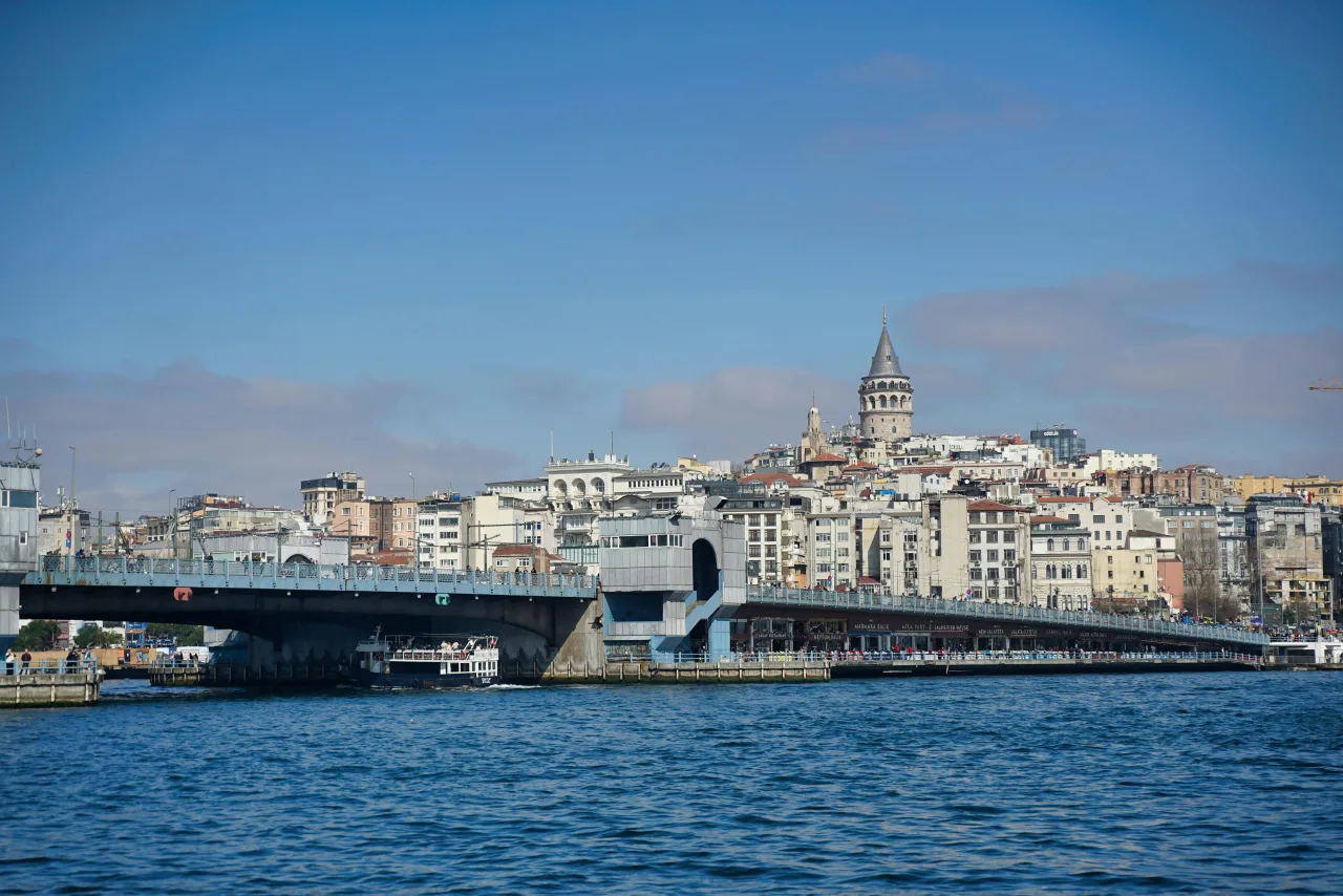 Horizonte de Estambul con mezquitas y el Bósforo