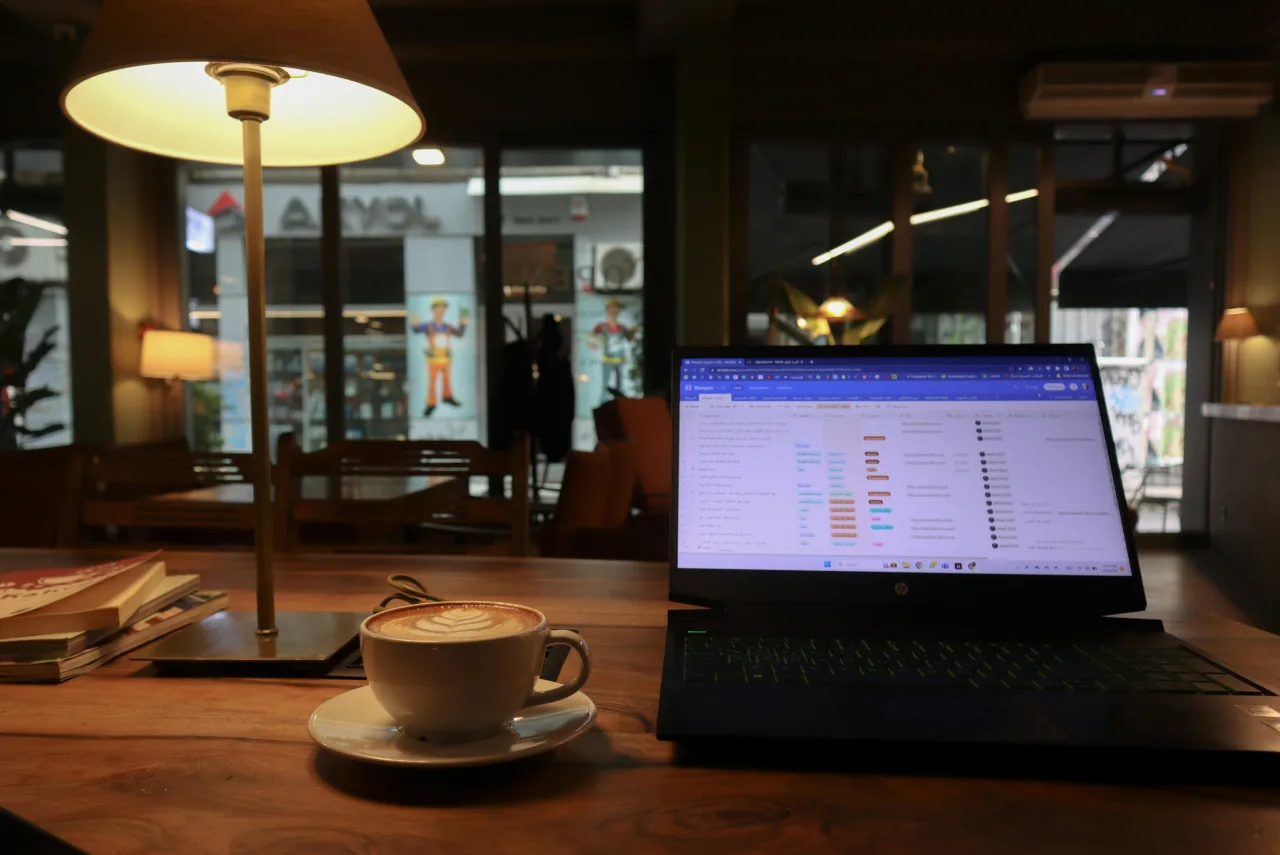 Nómada digital trabajando desde un café en Turquía