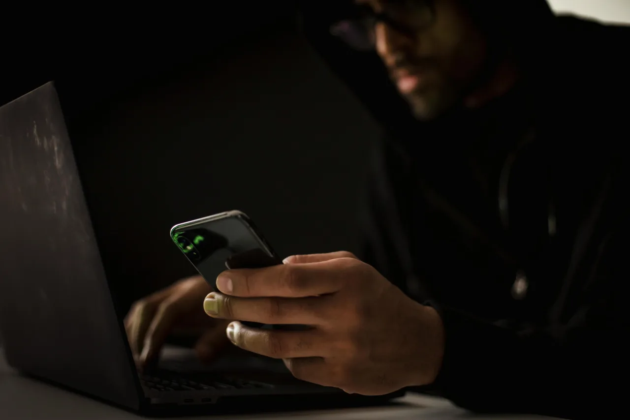 Conexión segura VPN representada por un candado y una red